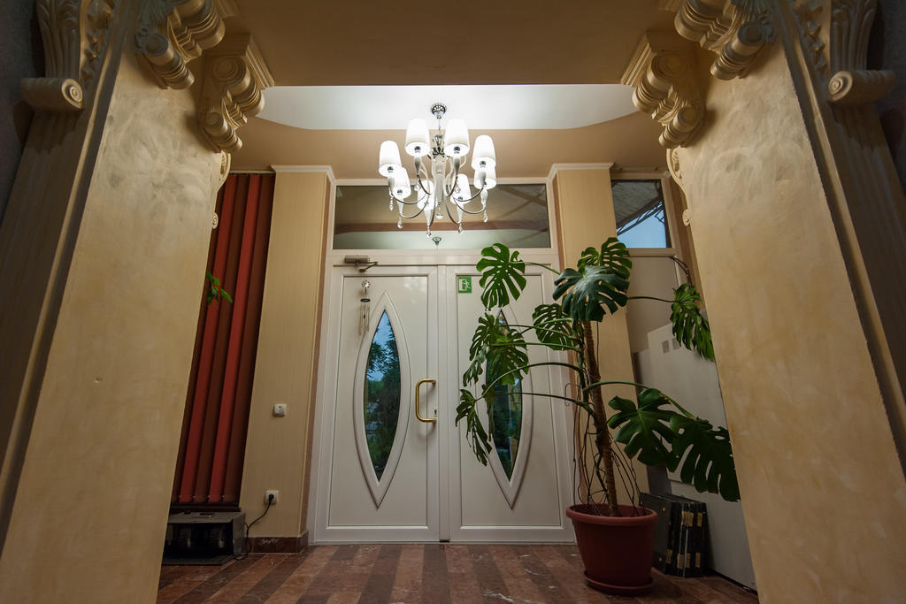 Leoton Chernivtsi Hotel Exterior foto