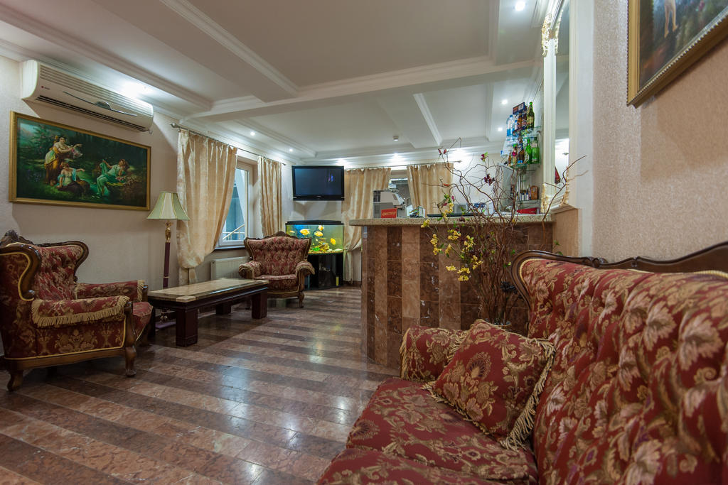 Leoton Chernivtsi Hotel Exterior foto